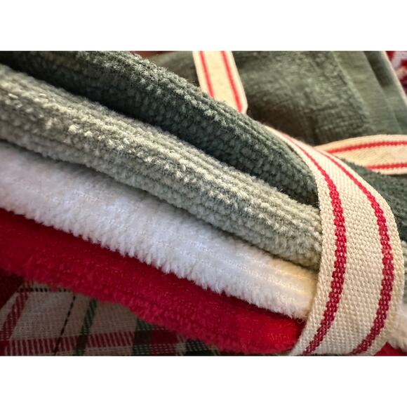 Plaid Christmas Tapestry Table Runner 13x68" & 4 Pc Velour Washcloth Set Bundle - Picture 3 of 3